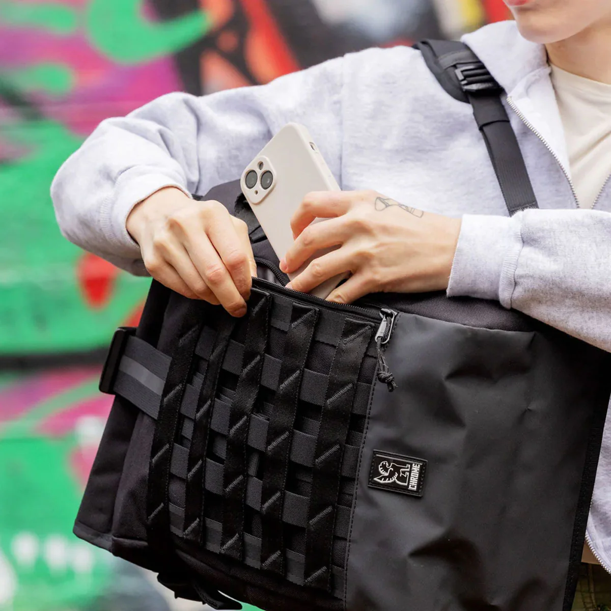 Chrome Industries : Barrage Cargo Bag 22L : Black - Image 10